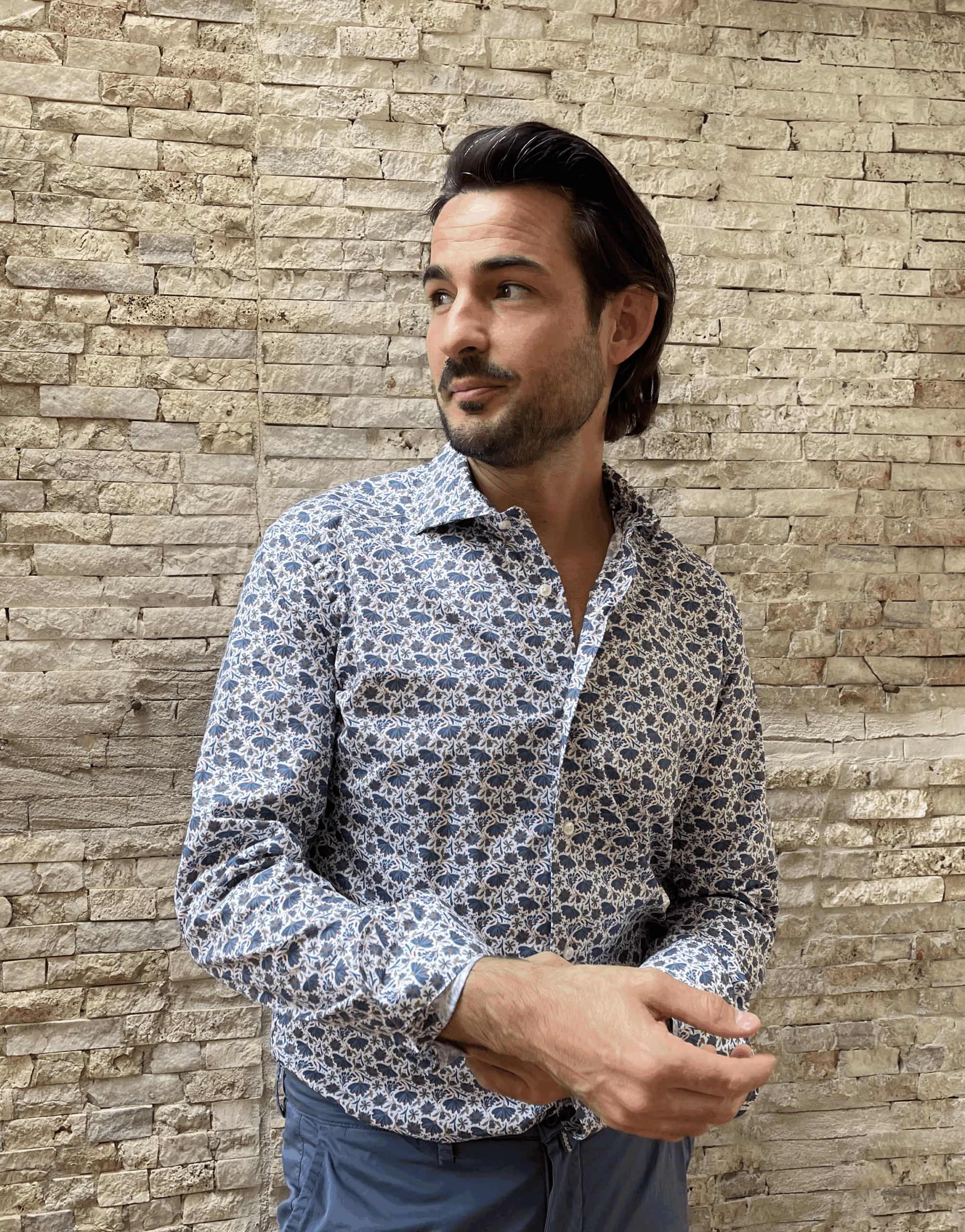 Giacomo_MuroInLastrePiccoleBegieChiaro_CamiciaGraficaBluMistaChiara